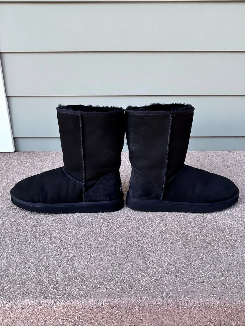 $195~UGG~Men’s Black Suede Classic Short Sheepskin Lined Ugg Boots~12/12.5